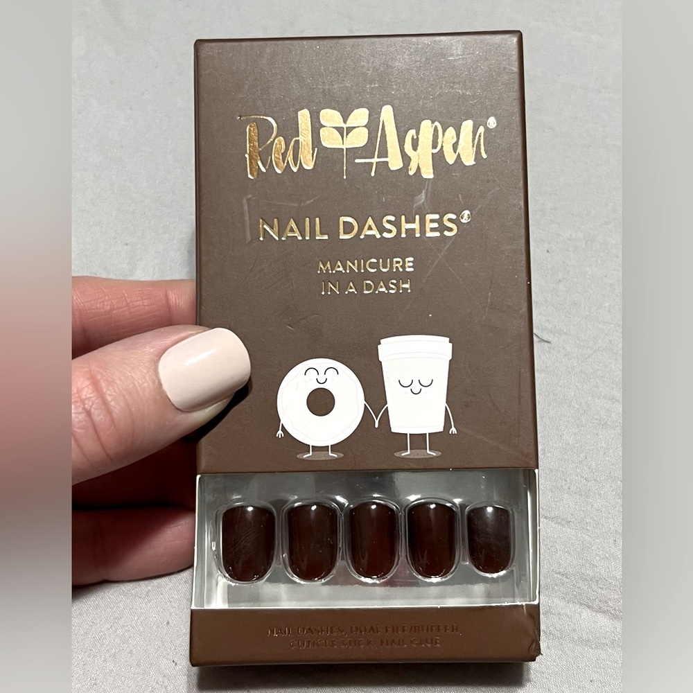 Red aspen brown nails.